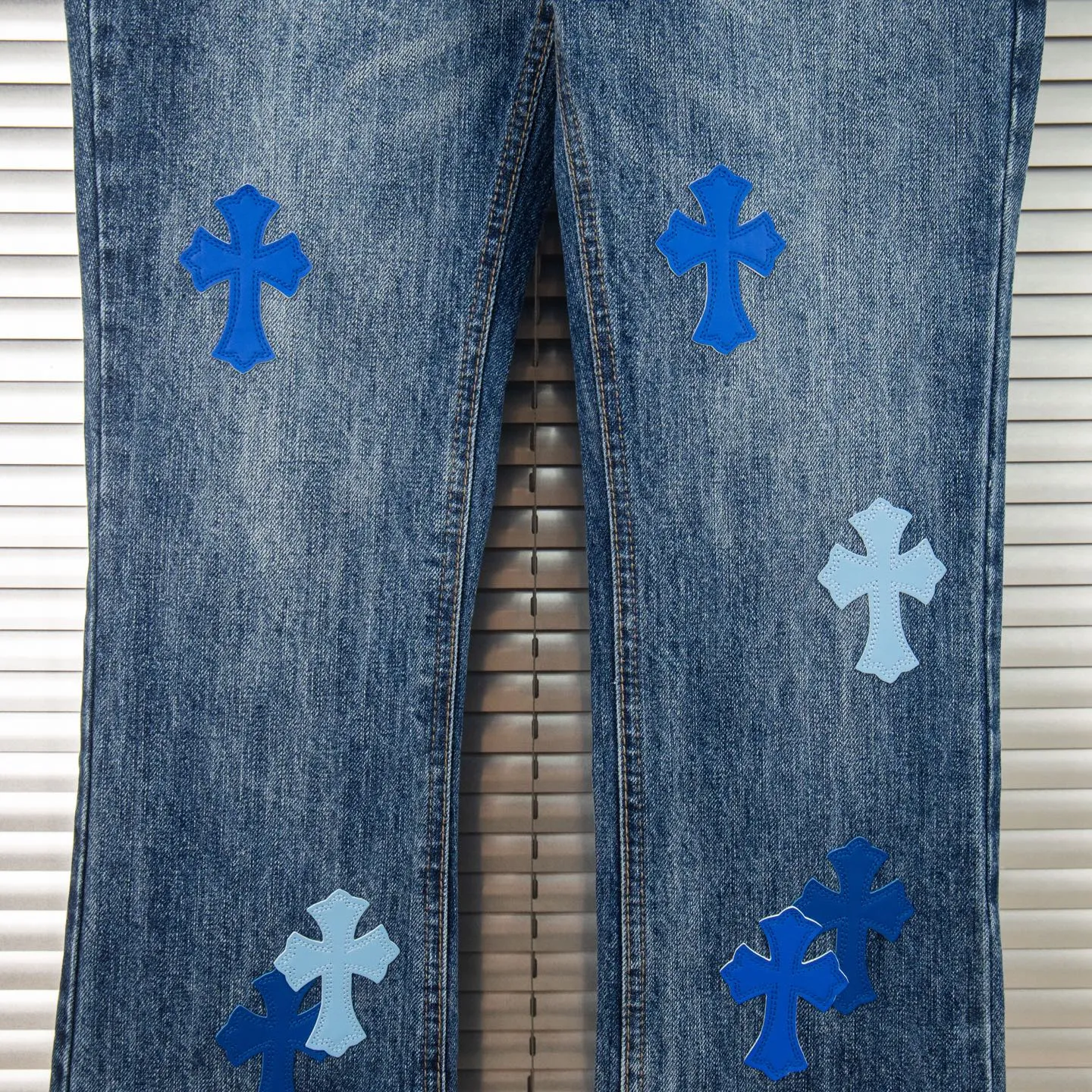 P260 Chrome Hearts Miami-limited blue pants, blue leather cross couple jeans, hot trend this season, sought after by countless celebrities and fashionistas. The neat details of the cutting process add color to the playful fashion! The neat and meticulous design, and the well-fitting structure is unique. The upper body not only has outstanding recognition, but also looks younger and younger. A style with the ultimate wearing meaning and performance, gorgeous color matching, and the craftsmanship of this style is also extremely extraordinary. After the finished product is washed, it is disassembled and hand-made with sheepskin cross leather and then spliced ​​together to complete. The whole piece has too many craftsmanship to describe. It is decorated with patchwork cross flowers and high-waisted washed jeans! ! Absolutely high-end luxury product, a god-level single product, a super popular product, made by top heavy industry, a magic weapon that cannot be missed to hit the streets. Style number: 1832 Size: 28 30 32 34 36 Color: blue